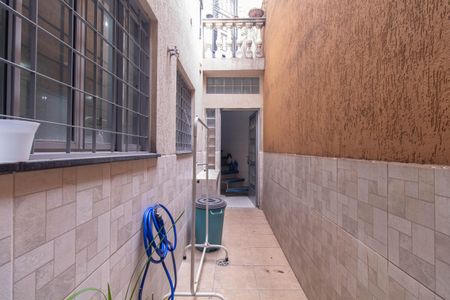 Casa à venda com 350m², 4 quartos e 2 vagas Casa à venda com 350m², 4 quartos e 2 vagasCorredor externo