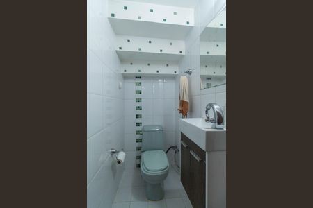 Casa à venda com 350m², 4 quartos e 2 vagas Casa à venda com 350m², 4 quartos e 2 vagasLavabo