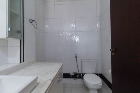 Casa à venda com 350m², 4 quartos e 2 vagas Casa à venda com 350m², 4 quartos e 2 vagasBanheiro da Suíte 1