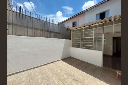 Casa para alugar com 66m², 2 quartos e 1 vagaQuintal