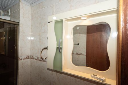 Banheiro de apartamento à venda com 1 quarto, 43m² em Jardim Sabará, Porto Alegre