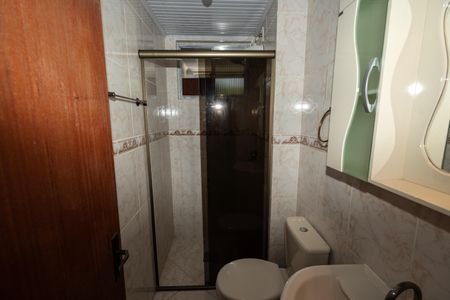 Banheiro de apartamento à venda com 1 quarto, 43m² em Jardim Sabará, Porto Alegre