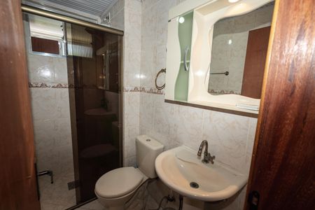 Banheiro de apartamento à venda com 1 quarto, 43m² em Jardim Sabará, Porto Alegre