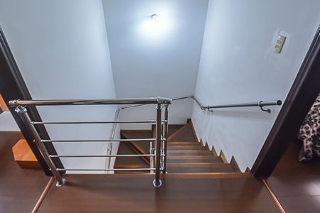 Casa de condomínio para alugar com 107m², 3 quartos e 2 vagas Casa de condomínio para alugar com 107m², 3 quartos e 2 vagasEscada
