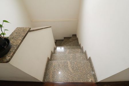 Apartamento para alugar com 168m², 3 quartos e 3 vagas Apartamento para alugar com 168m², 3 quartos e 3 vagasEscada