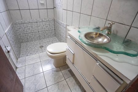Banheiro social  de casa para alugar com 2 quartos, 55m² em Taboão, Diadema