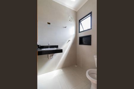 Casa à venda com 110m², 2 quartos e 2 vagasBanheiro Suíte 1