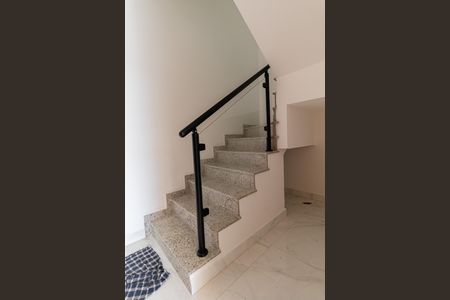 Casa à venda com 110m², 2 quartos e 2 vagasEscada