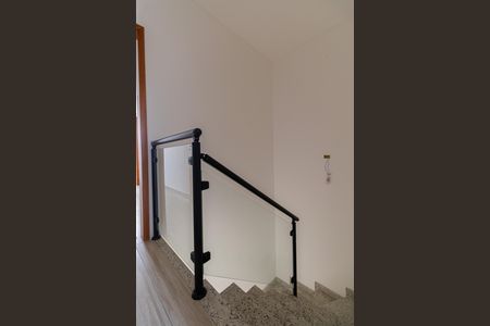 Casa à venda com 110m², 2 quartos e 2 vagasEscada