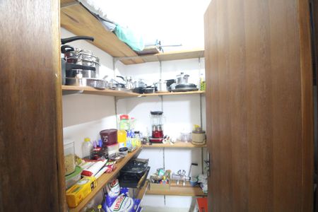 Casa à venda com 165m², 2 quartos e 2 vagasDespensa da edícula