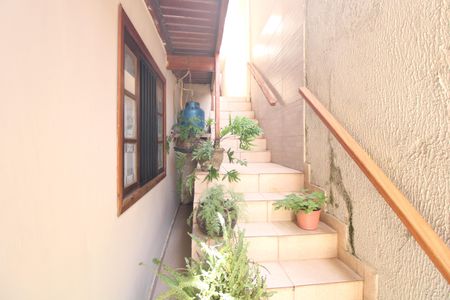 Casa à venda com 165m², 2 quartos e 2 vagasEscada