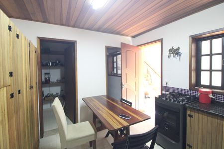 Casa à venda com 165m², 2 quartos e 2 vagasCozinha da edícula