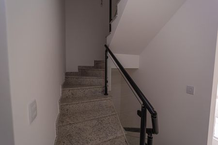 Casa à venda com 110m², 2 quartos e 2 vagasEscada