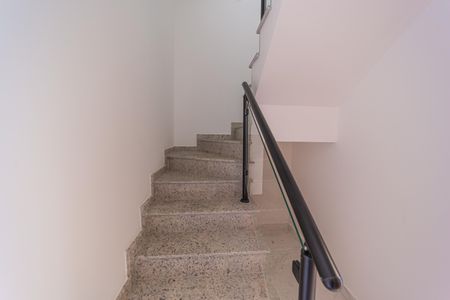 Casa à venda com 110m², 2 quartos e 2 vagasEscada