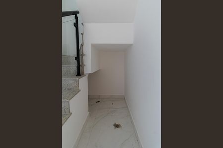 Casa à venda com 110m², 2 quartos e 3 vagasEscada