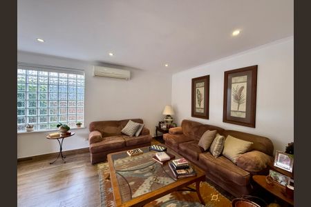 Casa à venda com 330m², 3 quartos e 3 vagas Casa à venda com 330m², 3 quartos e 3 vagasSala