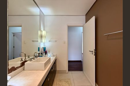 Casa à venda com 330m², 3 quartos e 3 vagas Casa à venda com 330m², 3 quartos e 3 vagasBanheiro Social