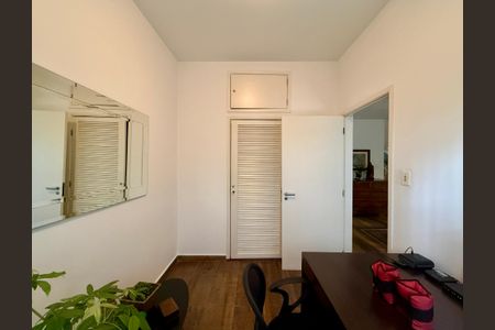 Casa à venda com 330m², 3 quartos e 3 vagas Casa à venda com 330m², 3 quartos e 3 vagasEscritório