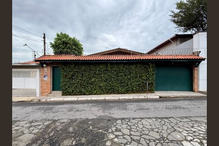Casa à venda com 330m², 3 quartos e 3 vagasFachada 