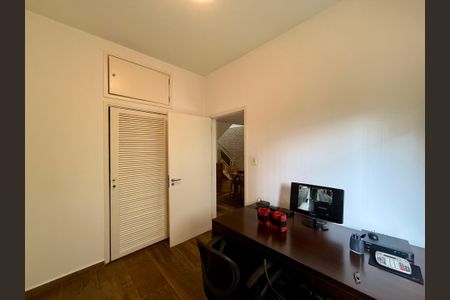 Casa à venda com 330m², 3 quartos e 3 vagas Casa à venda com 330m², 3 quartos e 3 vagasEscritório