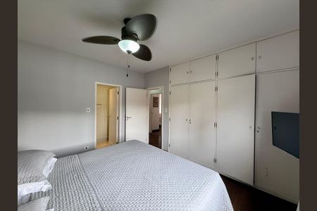 Casa à venda com 330m², 3 quartos e 3 vagas Casa à venda com 330m², 3 quartos e 3 vagasSuíte