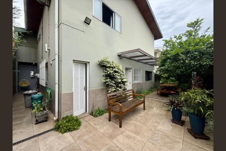 Casa à venda com 330m², 3 quartos e 3 vagas Casa à venda com 330m², 3 quartos e 3 vagasQuintal