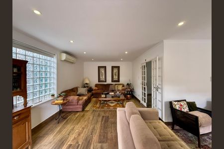 Casa à venda com 330m², 3 quartos e 3 vagas Casa à venda com 330m², 3 quartos e 3 vagasSala