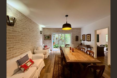 Casa à venda com 330m², 3 quartos e 3 vagas Casa à venda com 330m², 3 quartos e 3 vagasSala