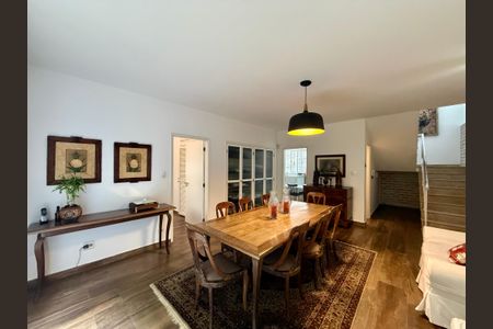 Casa à venda com 330m², 3 quartos e 3 vagas Casa à venda com 330m², 3 quartos e 3 vagasSala