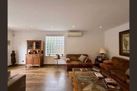 Casa à venda com 330m², 3 quartos e 3 vagas Casa à venda com 330m², 3 quartos e 3 vagasSala