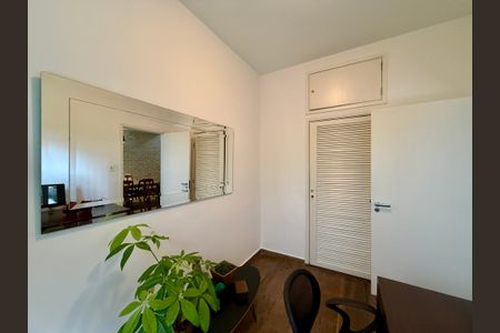 Casa à venda com 330m², 3 quartos e 3 vagas Casa à venda com 330m², 3 quartos e 3 vagasEscritório