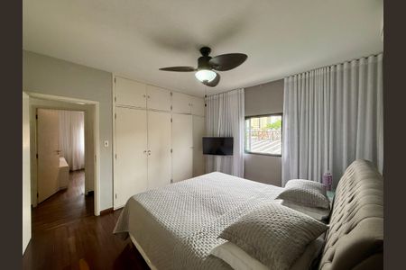 Casa à venda com 330m², 3 quartos e 3 vagas Casa à venda com 330m², 3 quartos e 3 vagasSuíte