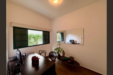 Casa à venda com 330m², 3 quartos e 3 vagas Casa à venda com 330m², 3 quartos e 3 vagasEscritório