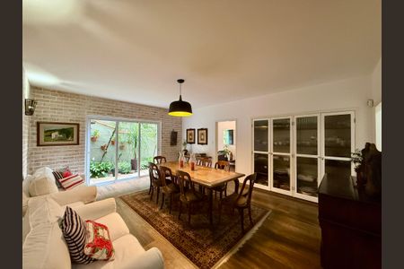 Casa à venda com 330m², 3 quartos e 3 vagas Casa à venda com 330m², 3 quartos e 3 vagasSala