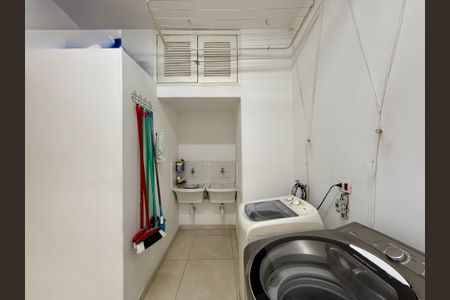 Casa à venda com 330m², 3 quartos e 3 vagas Casa à venda com 330m², 3 quartos e 3 vagasÁrea de Serviço