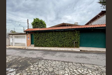 Casa à venda com 330m², 3 quartos e 3 vagas Casa à venda com 330m², 3 quartos e 3 vagasFachada