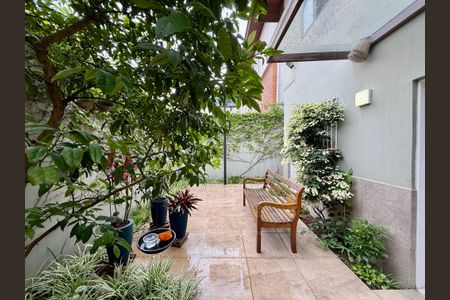 Casa à venda com 330m², 3 quartos e 3 vagas Casa à venda com 330m², 3 quartos e 3 vagasQuintal