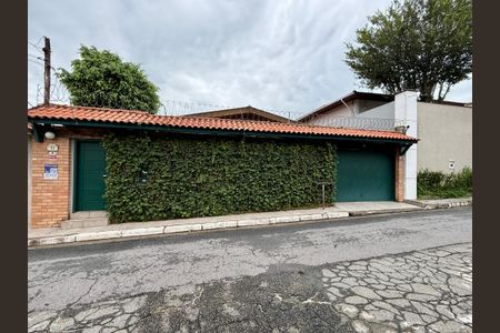 Casa à venda com 330m², 3 quartos e 3 vagasFachada 