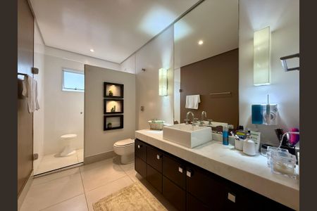 Casa à venda com 330m², 3 quartos e 3 vagas Casa à venda com 330m², 3 quartos e 3 vagasBanheiro Social