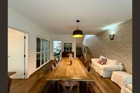 Casa à venda com 330m², 3 quartos e 3 vagas Casa à venda com 330m², 3 quartos e 3 vagasSala