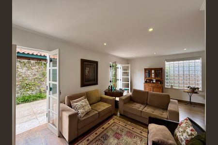 Casa à venda com 330m², 3 quartos e 3 vagas Casa à venda com 330m², 3 quartos e 3 vagasSala