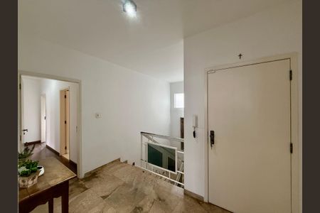 Casa à venda com 330m², 3 quartos e 3 vagas Casa à venda com 330m², 3 quartos e 3 vagasCorredor Quartos