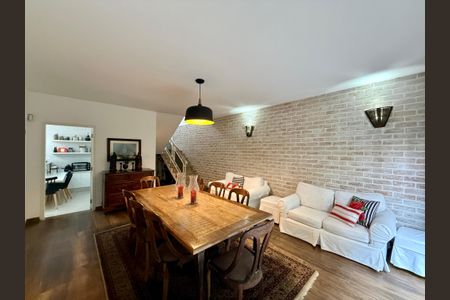 Casa à venda com 330m², 3 quartos e 3 vagas Casa à venda com 330m², 3 quartos e 3 vagasSala