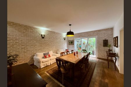 Casa à venda com 330m², 3 quartos e 3 vagas Casa à venda com 330m², 3 quartos e 3 vagasSala