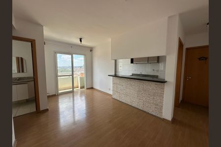 Sala de apartamento à venda com 2 quartos, 60m² em Jardim Tupanci, Barueri