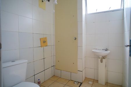 Banheiro  de apartamento para alugar com 2 quartos, 48m² em Mário Quintana, Porto Alegre