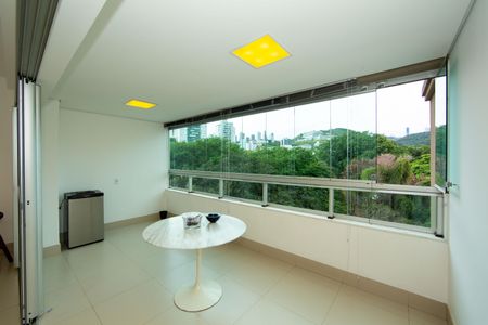 Apartamento à venda com 107m², 4 quartos e 2 vagas Apartamento à venda com 107m², 4 quartos e 2 vagasVARANDA