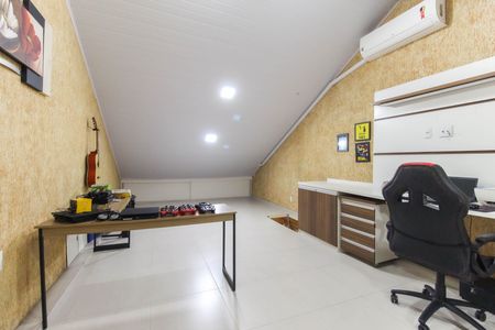 Casa à venda com 220m², 3 quartos e 4 vagas Casa à venda com 220m², 3 quartos e 4 vagasSótão