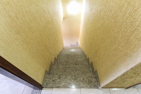 Casa à venda com 220m², 3 quartos e 4 vagas Casa à venda com 220m², 3 quartos e 4 vagasEscada