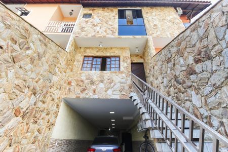 Casa à venda com 220m², 3 quartos e 4 vagas Casa à venda com 220m², 3 quartos e 4 vagasFachada